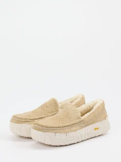 UGG – Loafer aus Veloursleder in Beige