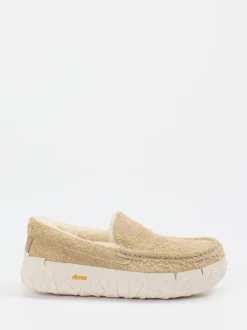 UGG – Loafer aus Veloursleder in Beige