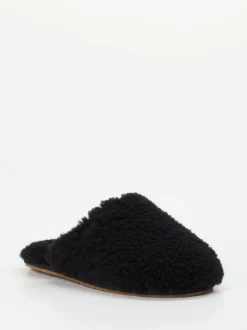 UGG – Pantoffeln aus Fell in Schwarz