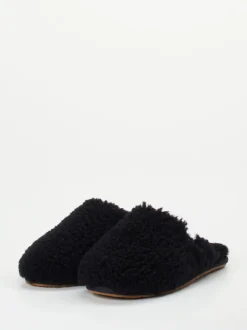 UGG – Pantoffeln aus Fell in Schwarz