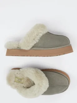 UGG – Pantoffeln aus Veloursleder mit Lammfell