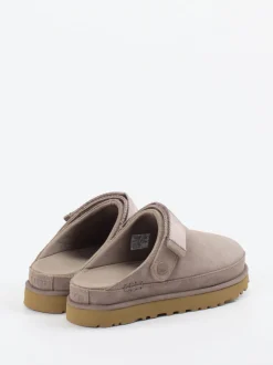 UGG – Pantolette aus Veloursleder in Taupe