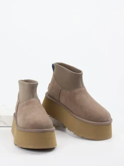 UGG – Plateau-Stiefeletten aus Veloursleder taupe