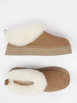 UGG – Plattform-Hausschuh aus Veloursleder karamellbraun