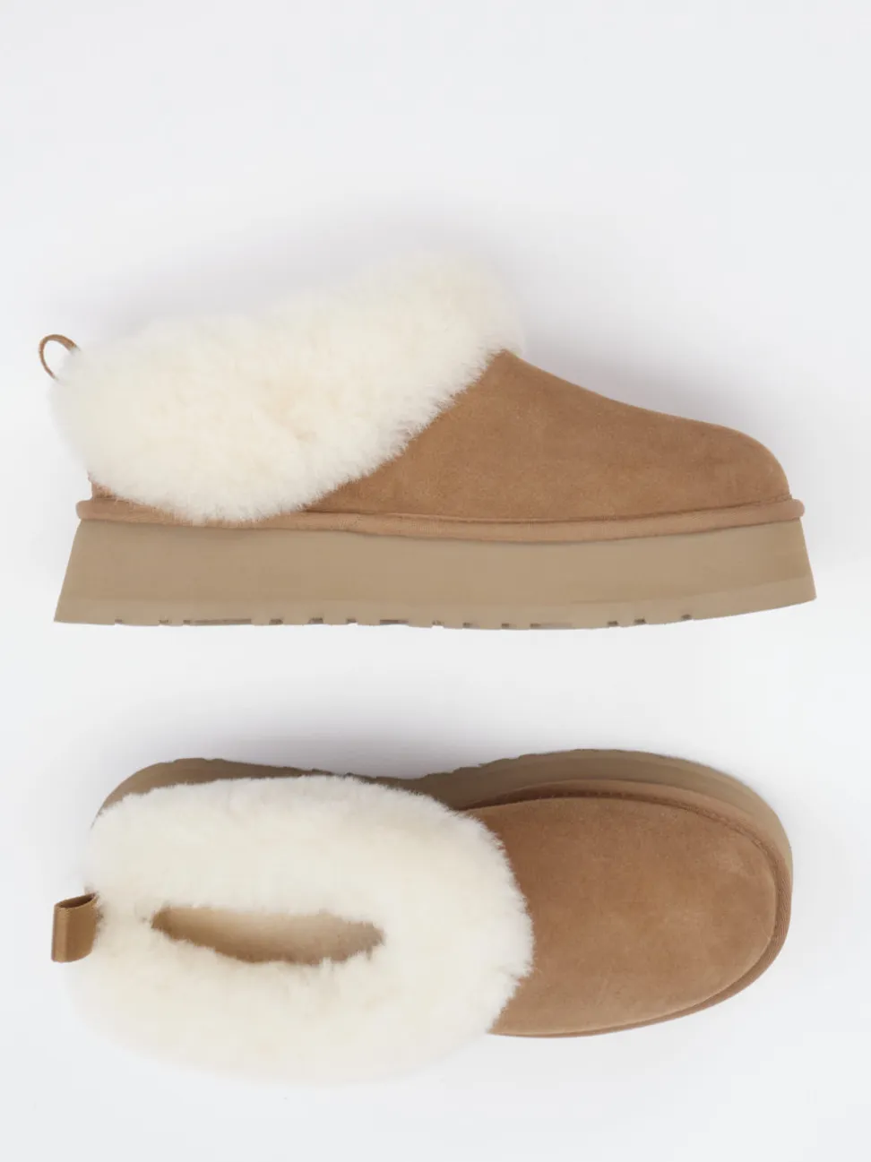 UGG – Plattform-Hausschuh aus Veloursleder karamellbraun