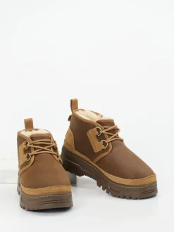 UGG – Schnürboots aus Fettleder in Braun