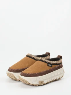UGG – Slip-On Clogs aus Veloursleder camelbraun