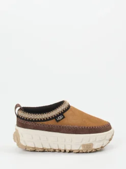 UGG – Slip-On Clogs aus Veloursleder camelbraun