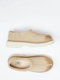 UGG – Slipper aus Veloursleder beigefarben