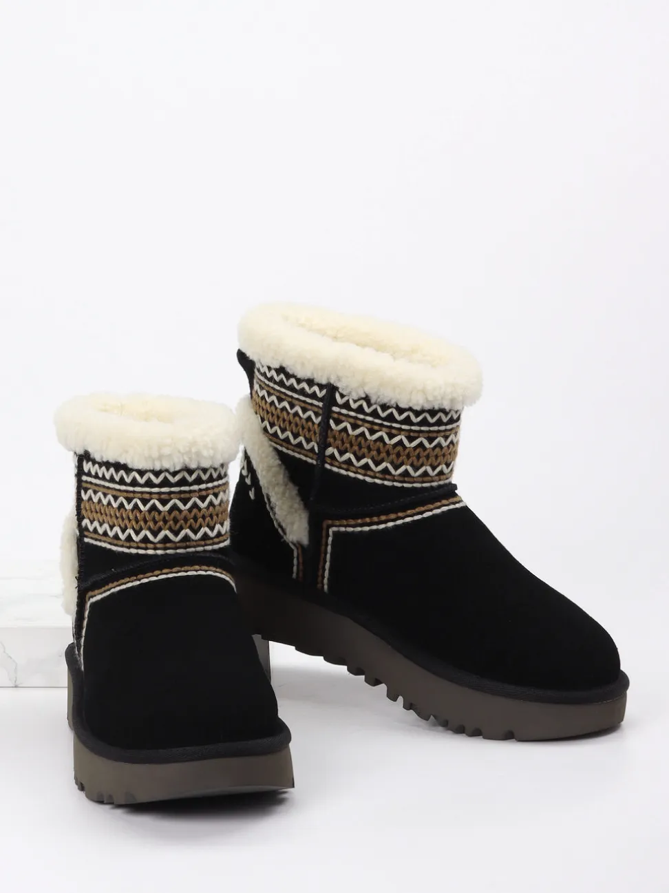 UGG – Stiefeletten aus Veloursleder mit Lammfell