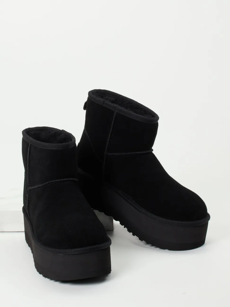 UGG – Stiefeletten aus Veloursleder Schwarz Plateau