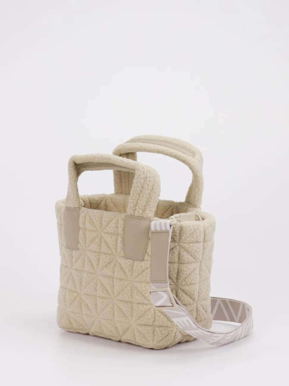 VeeCollective Berlin – Handtasche aus Teddy-Stoff beige