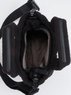 VeeCollective Berlin – Handtasche aus Teddy-Stoff schwarz