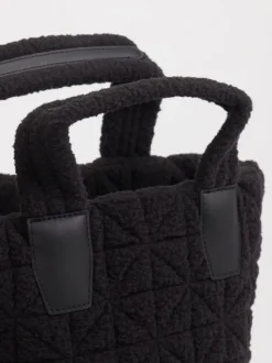 VeeCollective Berlin – Handtasche aus Teddy-Stoff schwarz