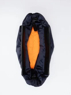 VeeCollective Berlin – Schultertasche aus Nylon in Dunkelblau