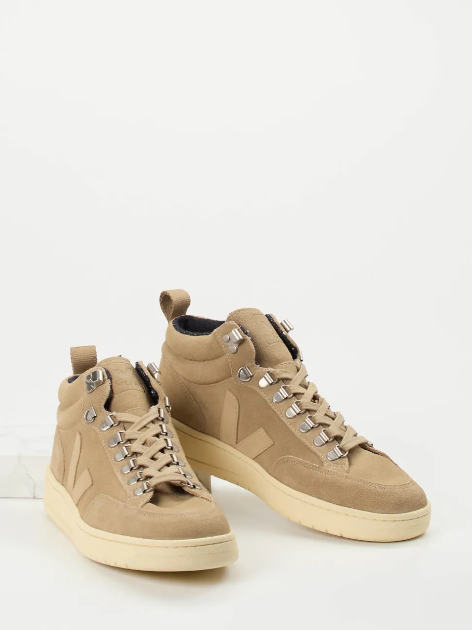 VEJA – Mid-Top-Sneaker aus Veloursleder beige