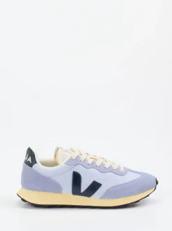 VEJA – Retro-Sneaker aus Mesh und Veloursleder Pastellblau