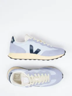 VEJA – Retro-Sneaker aus Mesh und Veloursleder Pastellblau