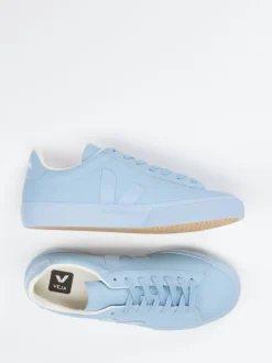 Veja – Sneaker aus genarbtem Leder Pastellblau