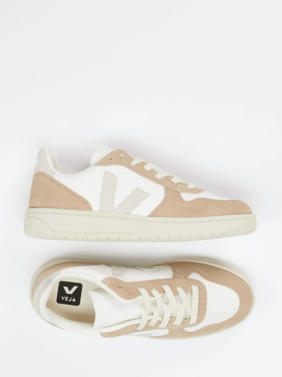 VEJA – Sneaker aus Lammleder und Velours in Beige