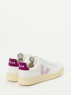 VEJA – Sneaker aus Leder in Weiß mit Pastelllogo