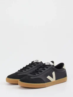 Veja – Sneaker aus Leder in Schwarz mit Gumsohle