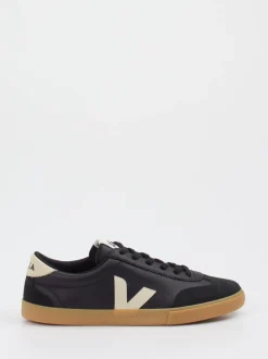 Veja – Sneaker aus Leder in Schwarz mit Gumsohle