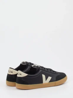 Veja – Sneaker aus Leder in Schwarz mit Gumsohle