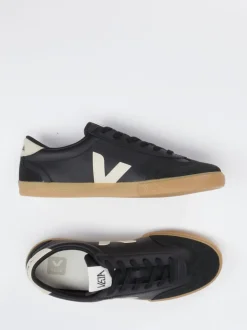 Veja – Sneaker aus Leder in Schwarz mit Gumsohle