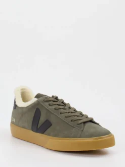 VEJA – Sneaker aus Veloursleder in Olivgrün