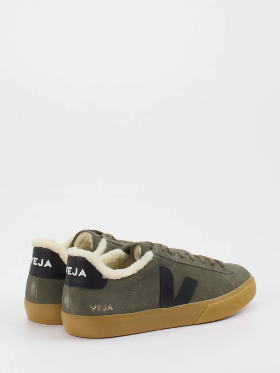 VEJA – Sneaker aus Veloursleder in Olivgrün