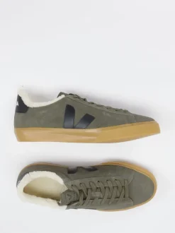 VEJA – Sneaker aus Veloursleder in Olivgrün