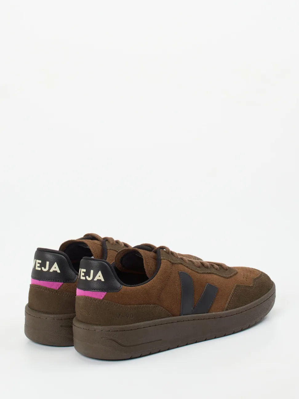 VEJA – Sneaker aus Veloursleder in Braun