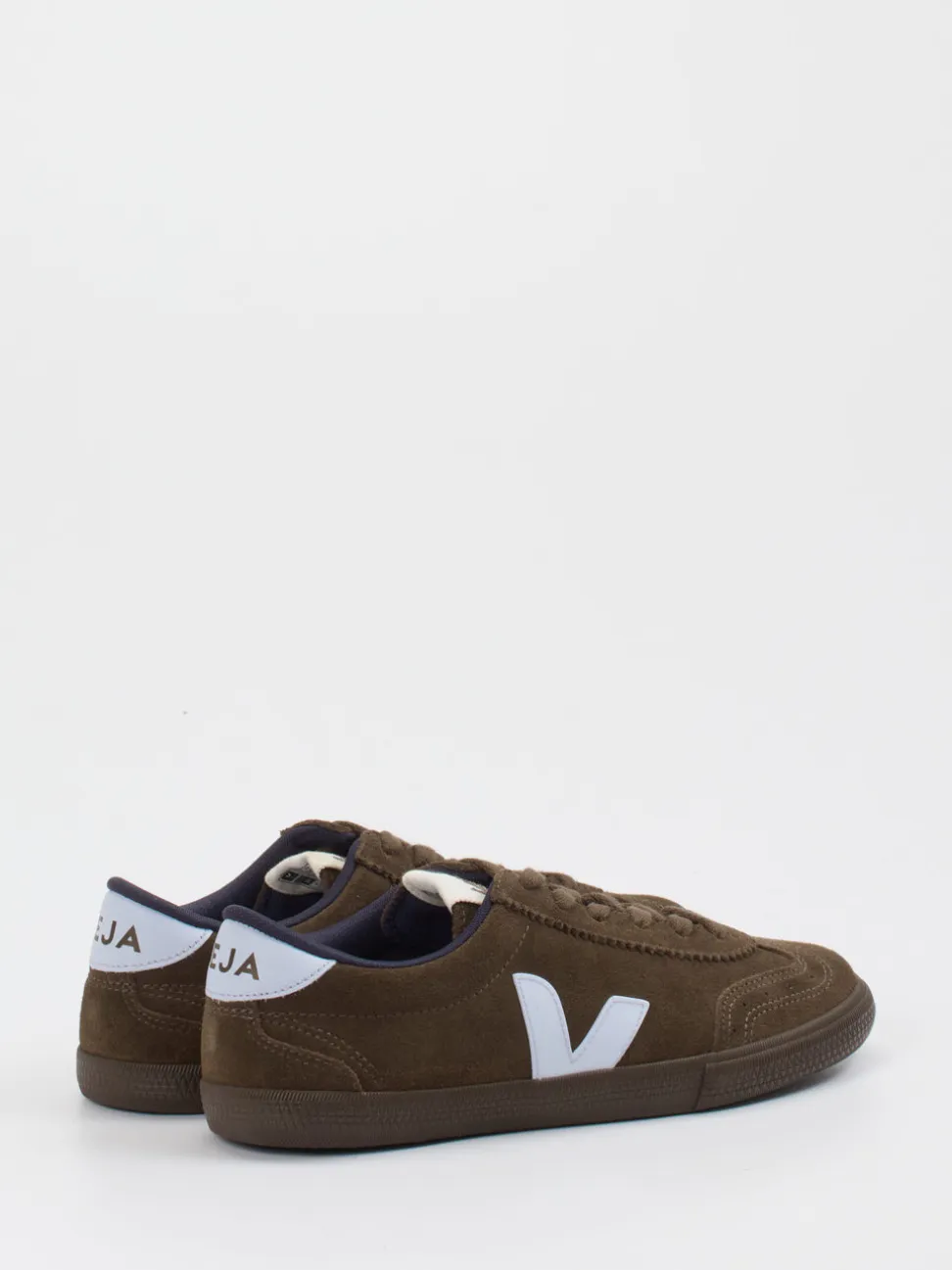 VEJA – Sneaker aus Veloursleder in Braun