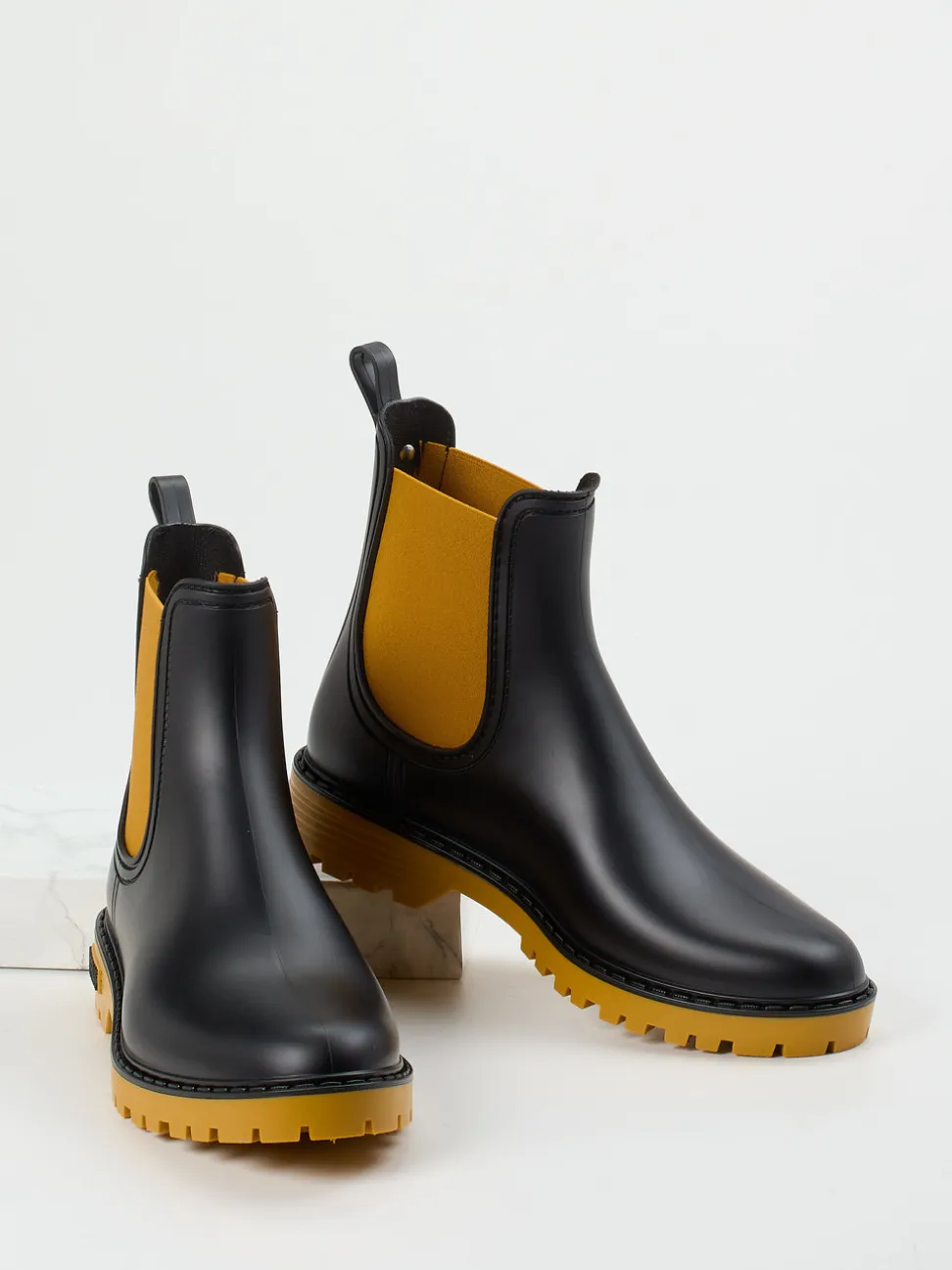 Verbenas – Chelsea Boots aus Synthetik Schwarz-Senfgelb