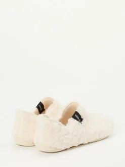 Verbenas – Hüttenschuh aus Teddyfleece wollweiß