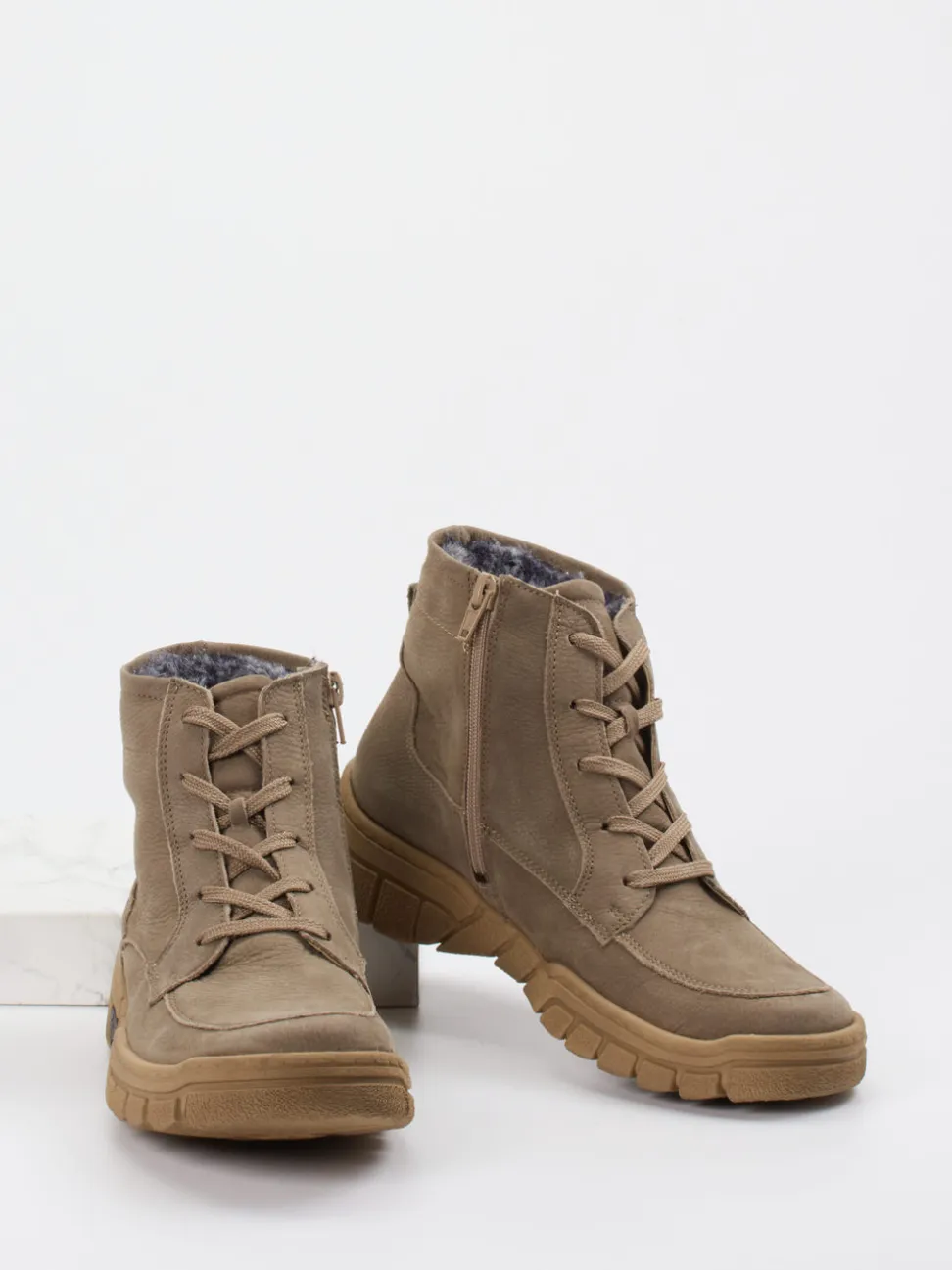Waldläufer – Schnürboots aus Nubukleder Sandbeige